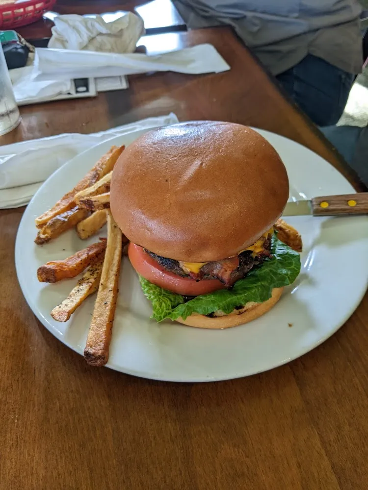 Fresh Hamburger w Cheese Bacon and Fresh Fries
